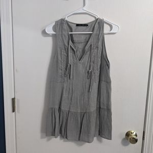 Sleeveless top. Doe & Rae. Size medium. Grey.